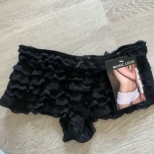 Bloomer ruffled shorts
